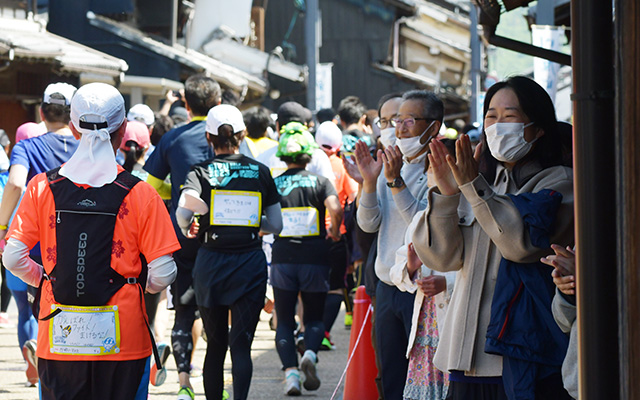 高橋尚子杯ぎふ清流ハーフマラソンのランナーを応援する人たち＝2023年4月23日、岐阜・川原町で